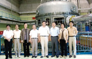 武松濤（右一）與來(lái)賓合影