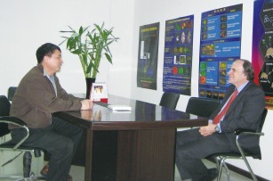 楊萌博士向來京訪問的導師霍夫曼教授匯報工作