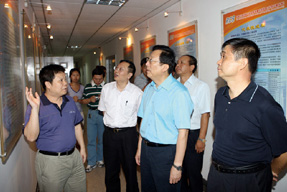 鐘章隊教授（左）向教育部郝平副部長介紹代表性成果