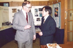 1985年在荷蘭參加國際光學(xué)年會(huì)