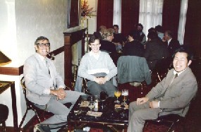 與英國貝茨教授親切交談