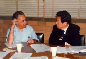 與國際地震工程學(xué)會主席、國立墨西哥大學(xué)埃斯特瓦教授（左）討論