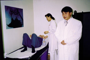 馮成林院長(zhǎng)在德國(guó)成林骨科治療中心期間查房