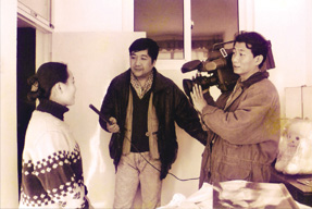 中央電視臺(tái)記者在濟(jì)南采訪成林骨科醫(yī)院治愈的骨傷患者孫紅衛(wèi)(左一)