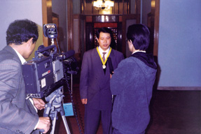 1996年10月16日在大會(huì)堂接受央視記者采訪