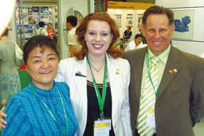 李蓮娜（左）與國際友人