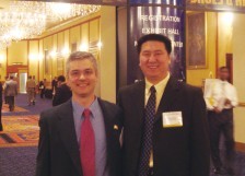 在美國克里夫蘭醫(yī)院訪問時與同行合影