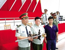 向駐香港部隊(duì)司令員王繼堂贈刀