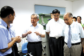 與技術人員交流，（左二）熊有倫院士、（右一）戴汝為院士、（右二）劉人懷院士