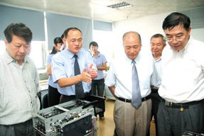 參觀研發(fā)中心，（左一）方家熊院士、（右三）戴汝為院士、（右二）熊有倫院士、（右一）劉人懷院士（右二）熊有倫院士、（右一）劉人懷院士