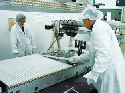 科研人員在高能所制作ATLAS MDT探測(cè)器