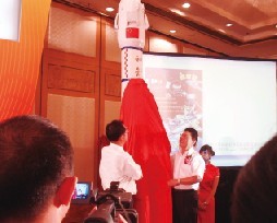 廣東省發(fā)展研究中心主任謝鵬飛與潮州市委書記駱文智一同為宇航鼠神舟七號太空巡展作品揭幕