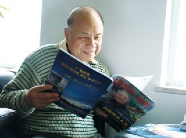 倪維斗在閱讀本刊