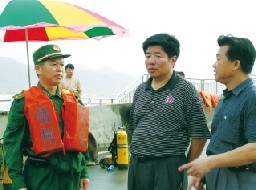 在防汛抗洪一線檢查