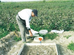 王積強(qiáng)在中國科學(xué)院新疆阿克蘇水平衡站工作