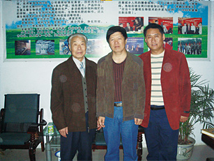 山西農(nóng)大崔保衛(wèi)教授（左）蔡澤民教授（中）與曹明軍(右)在公司合影