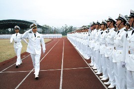 59周年校慶上，郭立峰校長檢閱部隊