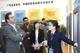 工作人員向外國用戶介紹廣電運通ATM