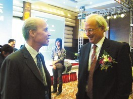 Lampson(右)在與2006年諾貝爾化學獎獲得者Roger Kornberg(左)親切交談