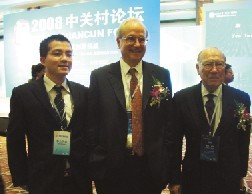 Lampson先生(中)在會上合影