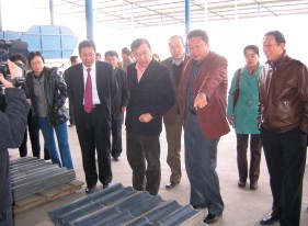 自治區(qū)政府副主席連輯（右五）視察新創(chuàng)瑞圖粉煤灰建材生產(chǎn)線