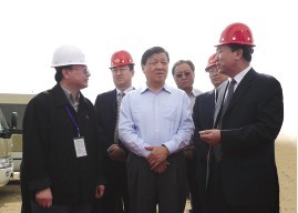 中共中央政治局委員、中央書記處書記、中央宣傳部部長(zhǎng)劉云山視察北重集團(tuán)“大口徑厚壁鋼管擠壓機(jī)”重大科技項(xiàng)目