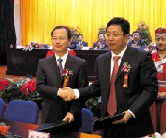 包頭市副市長(zhǎng)李秉榮與中科院北京分院副院長(zhǎng)喬均錄（左一）簽署合作協(xié)議