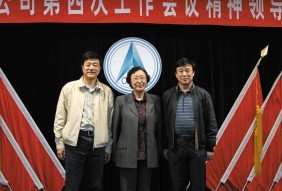 劉延淮（中）與航天一院相關(guān)領(lǐng)導(dǎo)合影(《航天長征》報提供)