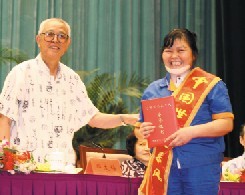 中國作家協(xié)會名譽副主席鄧友梅給劉貴喜頒獎