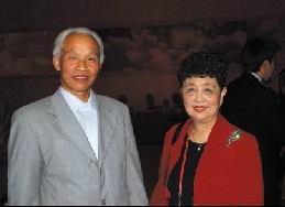 發(fā)明人余家軍(左)與世界衛(wèi)生組織總干事陳馮富珍女士合影