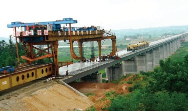 全長4320.7米的撈刀河特大橋末孔梁架設(shè)中