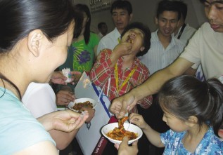 觀眾品嘗機器人做出的菜