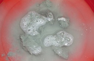 天然氣水合物實物樣品放入水中隨即冒出大量的氣泡