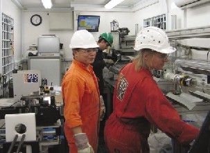 中外科學(xué)家一起現(xiàn)場進(jìn)行數(shù)據(jù)分析和測試