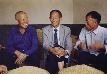 與農(nóng)民朋友親切交流